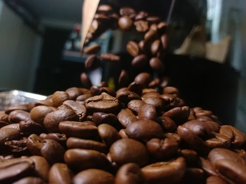 ziarnista kawa arabica wysypywanie z paczki