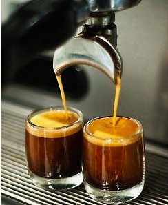 ekstrakcja kawy w ekspresie kolbowym