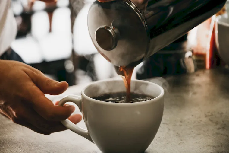 French Press nalewanie kawy do filizanki