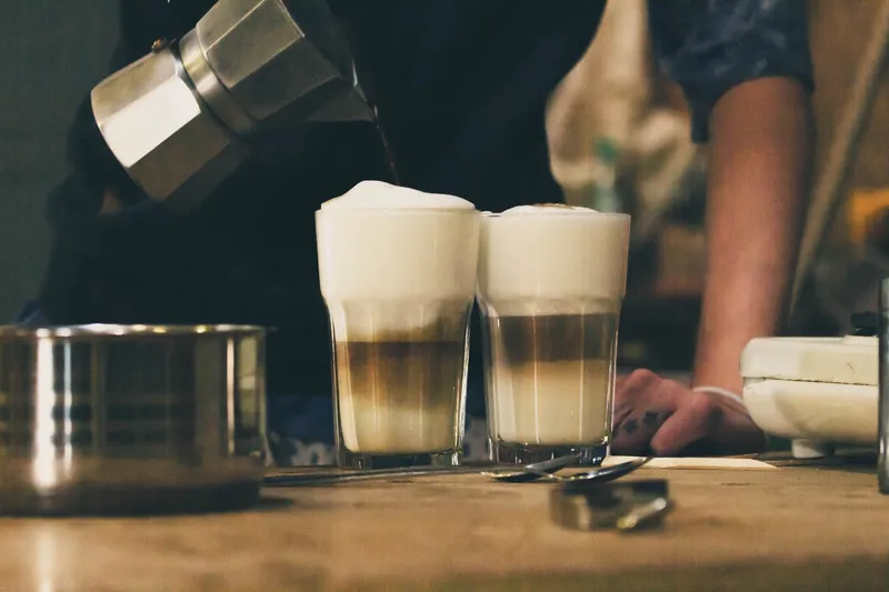 Kawiarka Bialetti przygotowanie latte