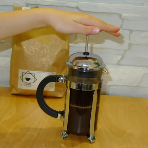 wciskanie tłoka we french press